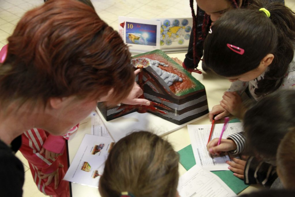 Terre-e-mouvante : l'atelier Volcan - Exposition interactive et fiches pédagogiques - élémentaire et collège